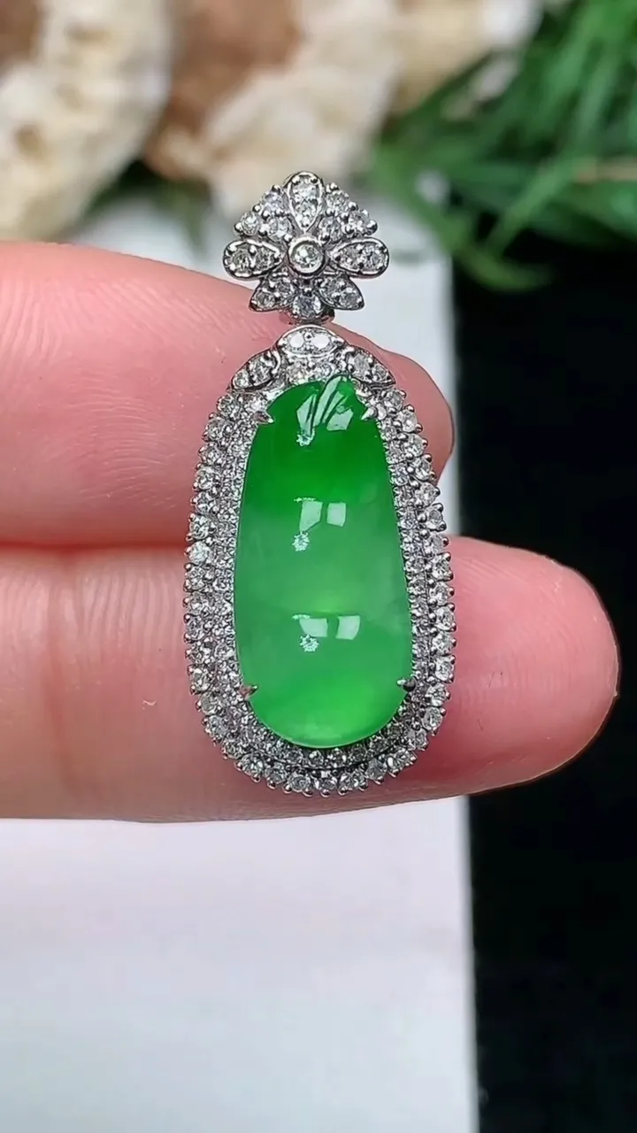 天然A货翡翠福豆吊坠，尺寸25.9-11.3-9.2，裸石15-7，重量:2.90g
1月16日