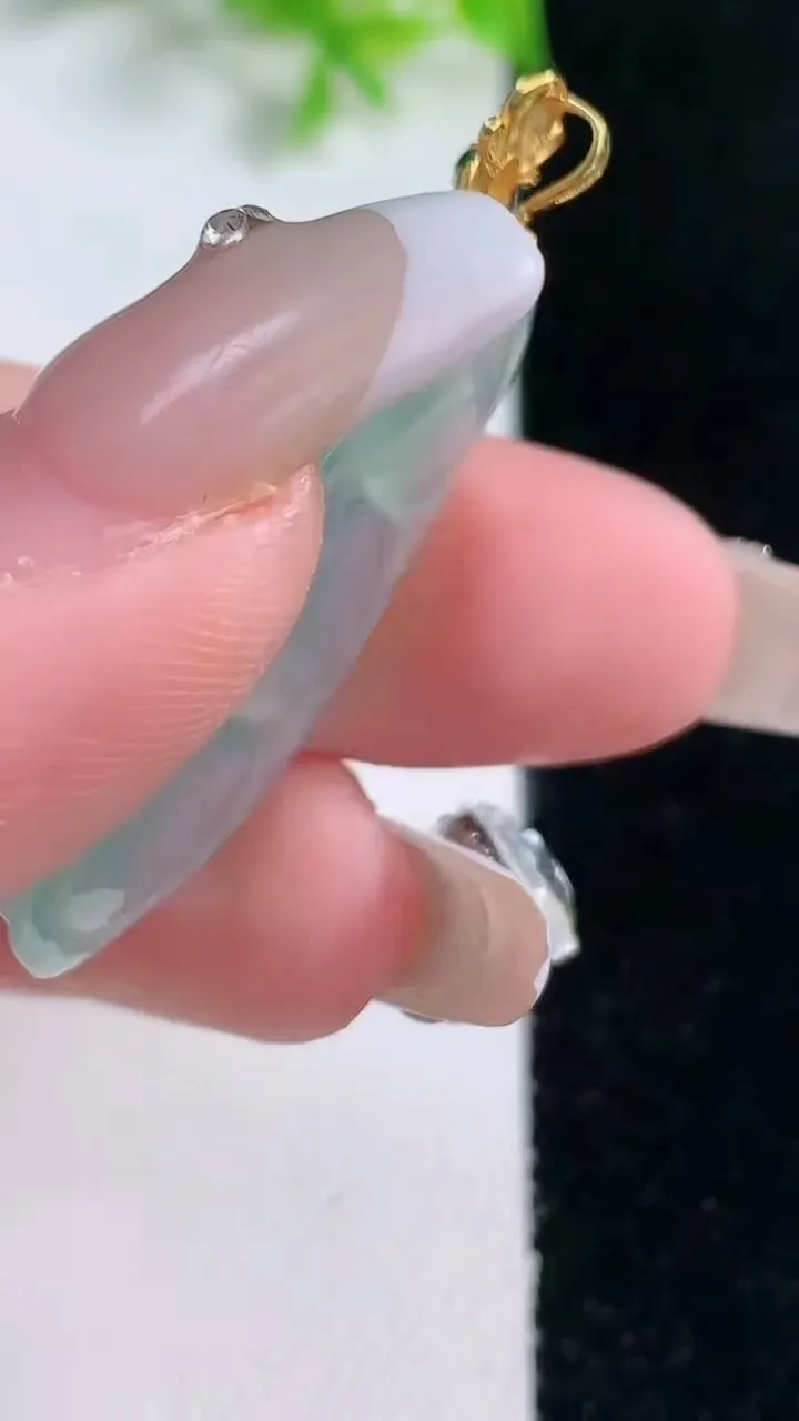 天然A货翡翠种飘花福豆吊坠，尺寸32.6-16.3-7.6，重量:6.03g
1月16日