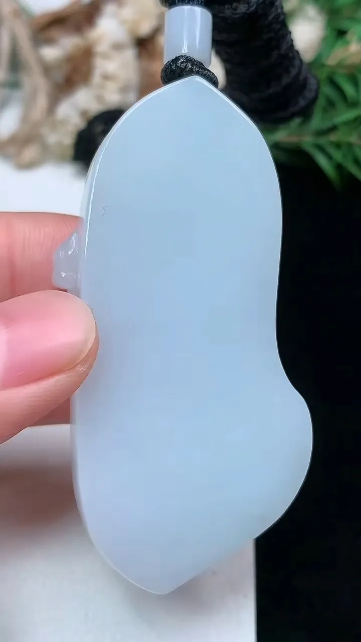 天然A货翡翠白冰大势至观音菩萨吊坠，尺寸59.6-28.4-12.5，重量:49.61g
1月16日