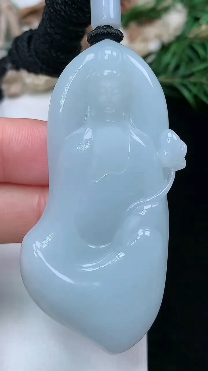 天然A货翡翠白冰大势至观音菩萨吊坠，尺寸59.6-28.4-12.5，重量:49.61g
1月16日