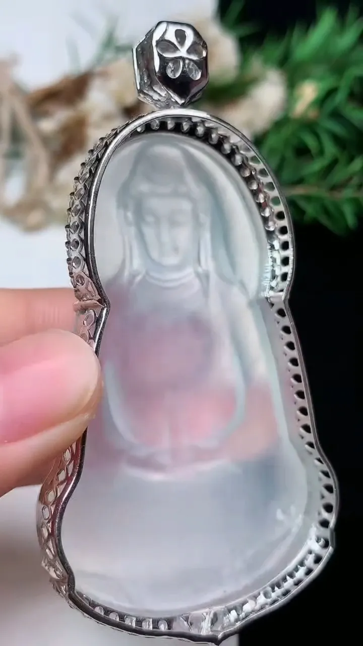 天然A货翡翠白冰素衣观音吊坠，尺寸75.6-60-37-12.3，重量:28.23g
1月16日