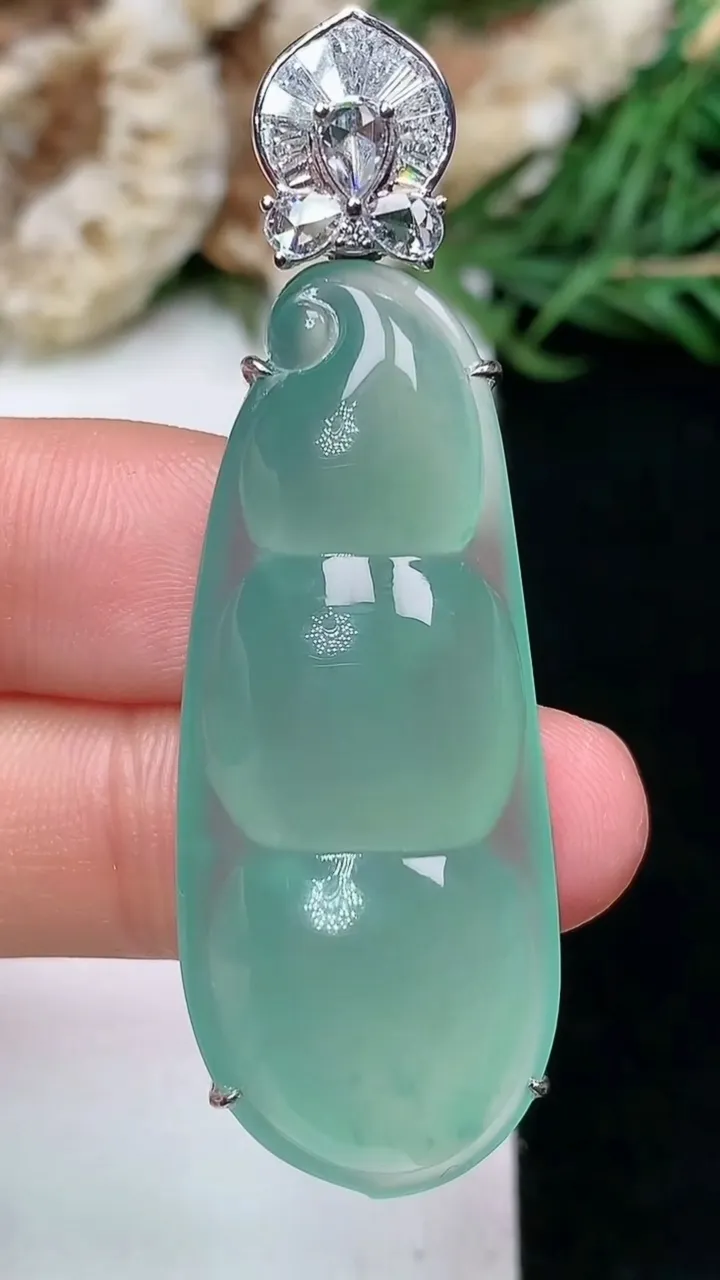 天然A货翡翠福豆吊坠，尺寸41-16.9-8.8，重量:12.58g
1月16日