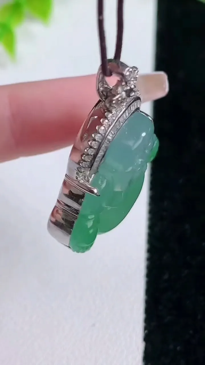 天然A货翡翠佛公吊坠，尺寸35.5-24.7-27-8.8，重量:9.93g
1月16日