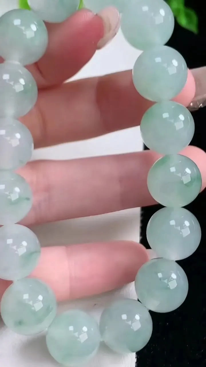 天然A货翡翠种飘花圆珠手串，尺寸12.5-16颗，重量:53.75g1月16日
工厂直销收藏佳品,种好水足，色泽均匀，有种有色，上手高大气！