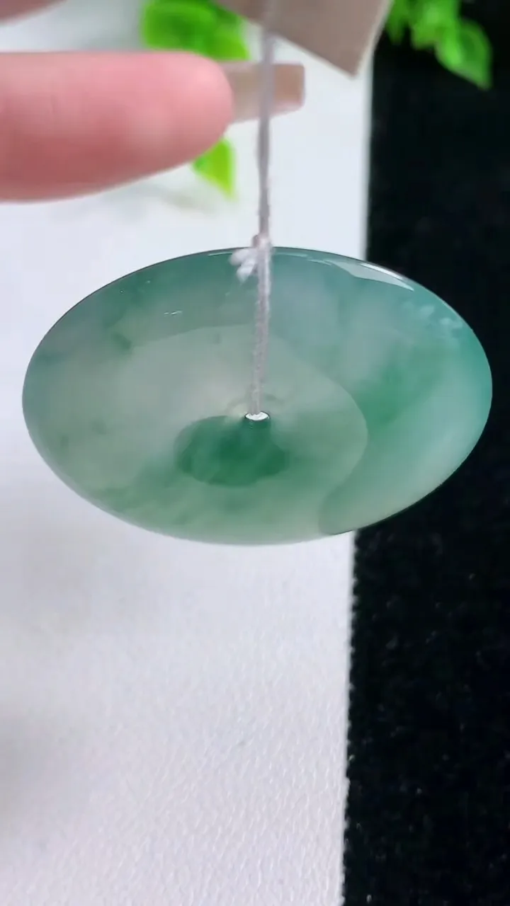 天然A货翡翠种飘花平安扣吊坠，尺寸37.5-5.8，重量:17.07g
1月16日