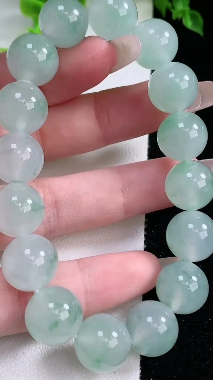 天然A货翡翠种飘花圆珠手串，尺寸12.5-16颗，重量:53.75g1月16日
工厂直销收藏佳品,种好水足，色泽均匀，有种有色，上手高大气！
