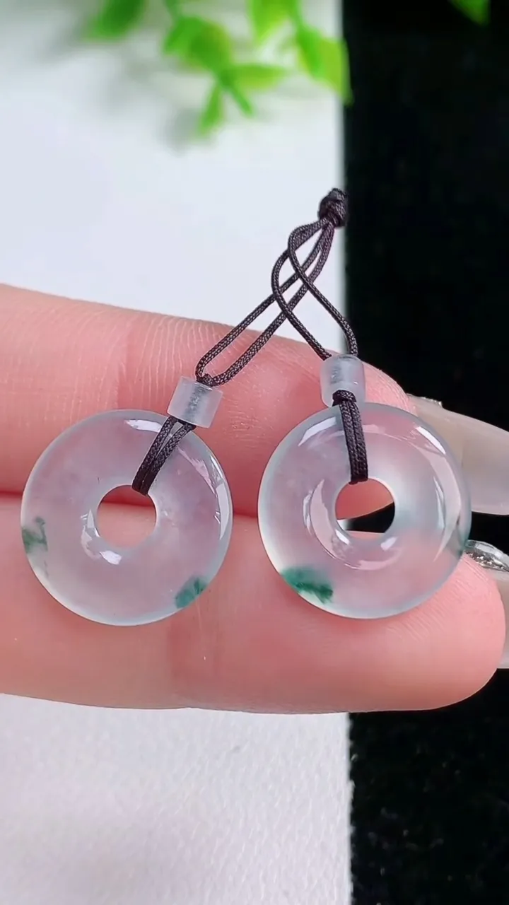 天然A货翡翠冰种飘花平安环吊坠一对，尺寸15.5-2.4，重量:3.18g
1月16日