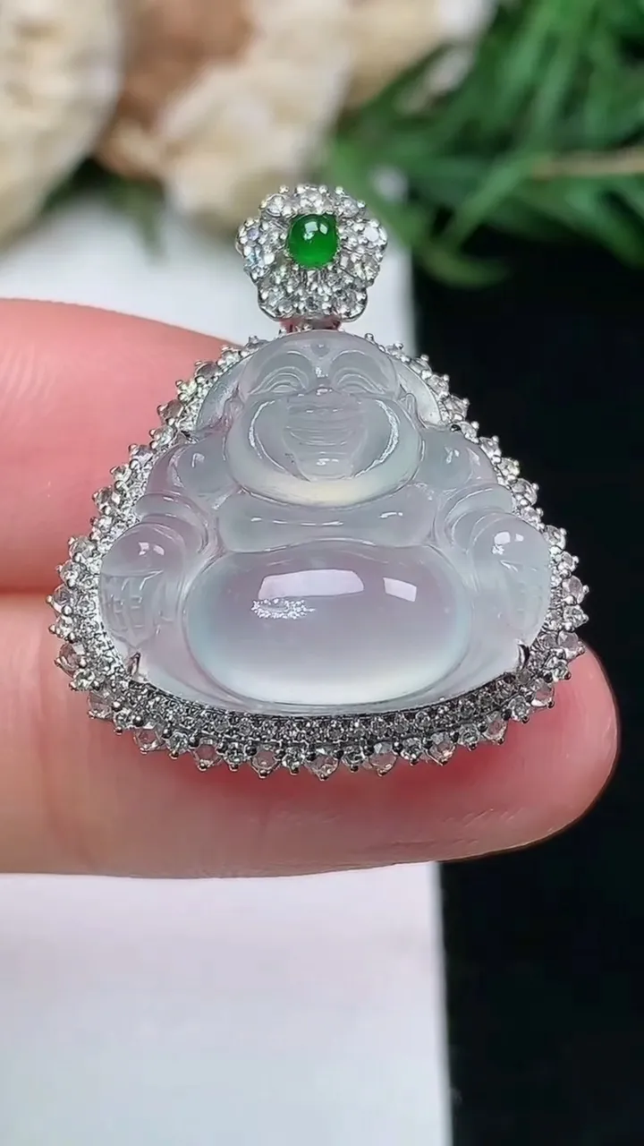 天然A货翡翠白冰佛公吊坠，尺寸26.4-22.6-11.4，裸石15.5-18，重量:4.38g
1