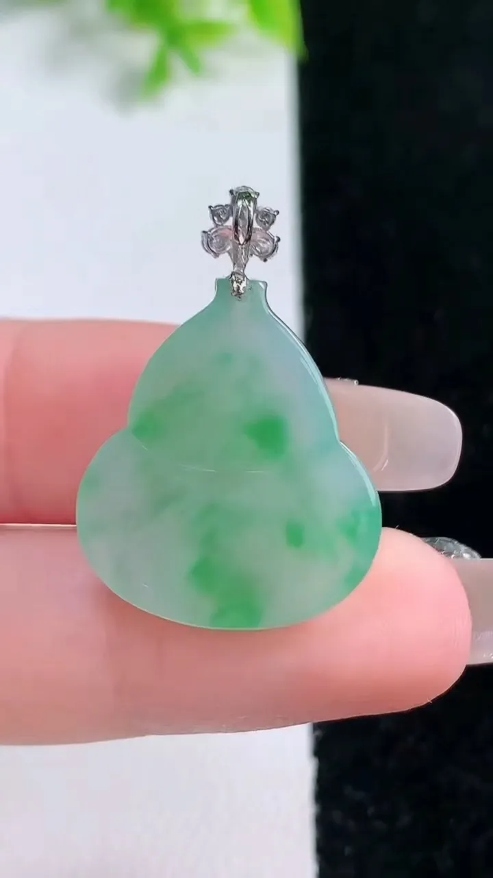 天然A货翡翠葫芦吊坠，尺寸23-20.2-5.5，重量:4.52g
1月16日