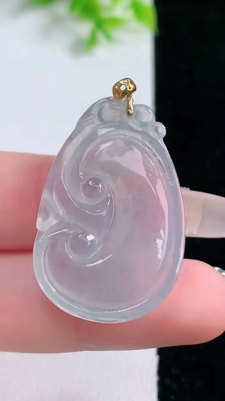 天然A货翡翠种白冰如意吊坠，尺寸32.6-22-4.3，重量:5.87g
1月16日