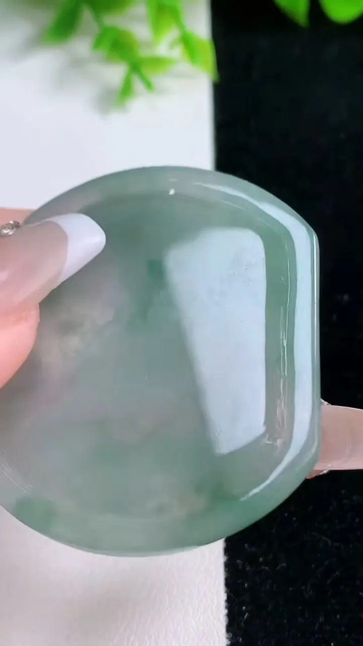 天然A货翡翠龙牌吊坠，尺寸49.2-42.4-5，重量:22.20g
1月16日