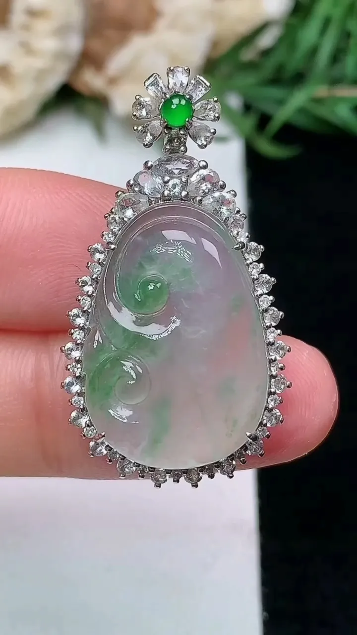 天然A货翡翠如意吊坠，尺寸33.2-18.2-8.5，裸石20.6-14.2，重量:4.83g
1月