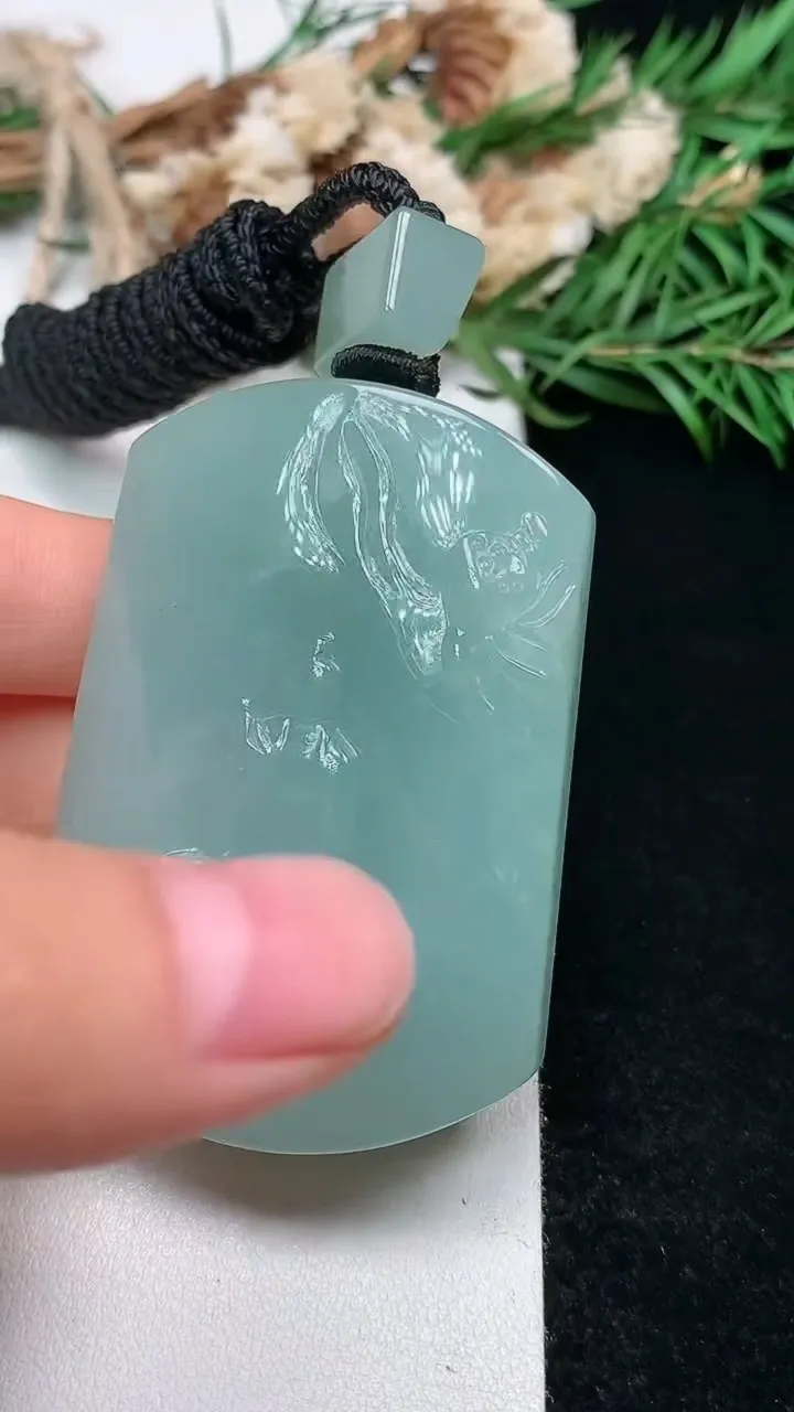 天然A货翡翠无相观音吊坠，尺寸54.7-38.4-13，重量:77.24g
1月16日