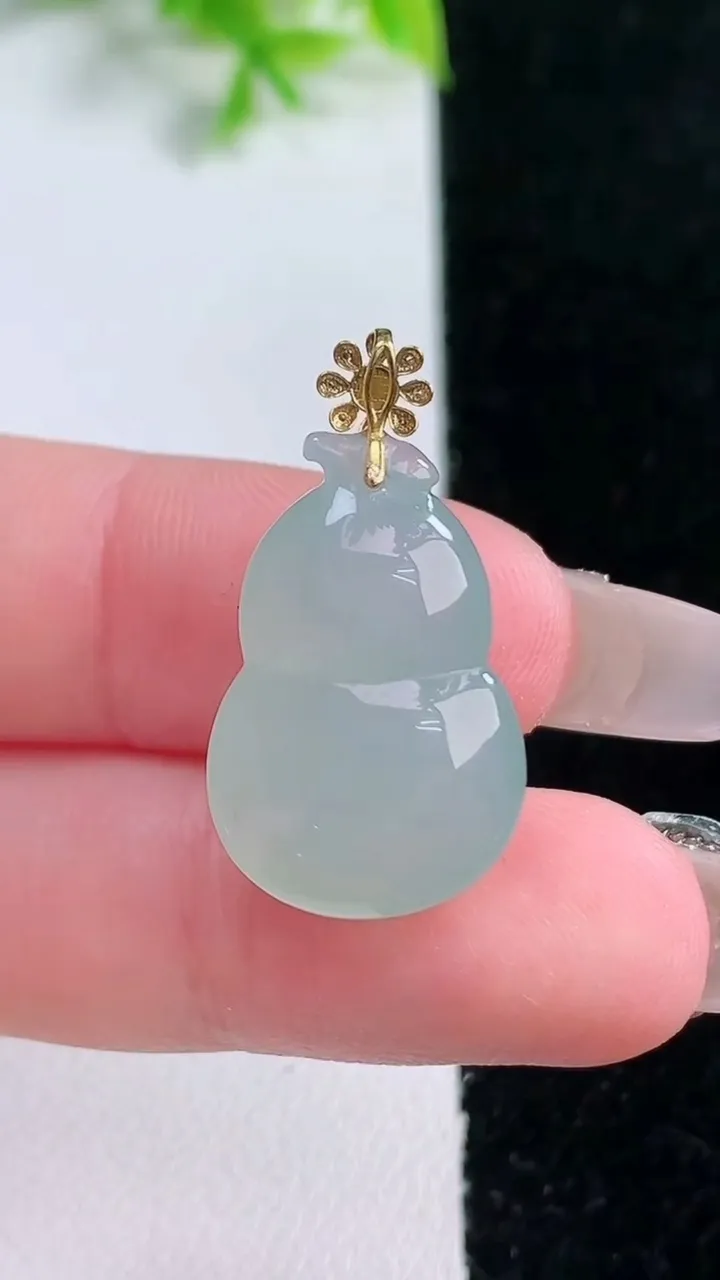 天然A货翡翠葫芦吊坠，尺寸23-14.6-8，重量:4.29g
1月16日