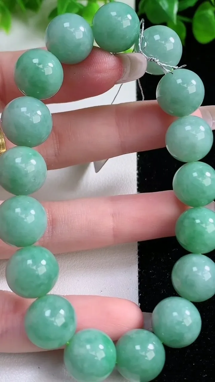 天然A货翡翠圆珠手串，尺寸12.6-17颗，重量:59.50g1月16日
工厂直销收藏佳品,种好水足，色泽均匀，有种有色，上手高大气！