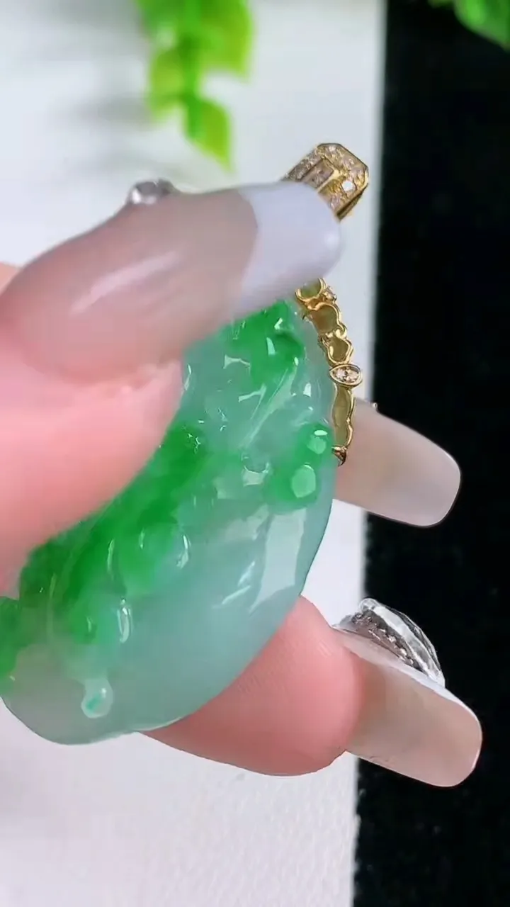 天然A货翡翠如意吊坠，尺寸46.8-38.8-20.2-9.6，重量:13.17g
1月16日