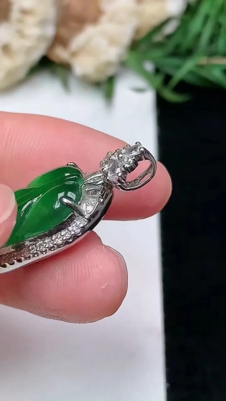 天然A货翡翠金枝玉叶 叶子吊坠，尺寸28-13-7.6，裸石18.3-10.9，重量:4.34g
1月16日