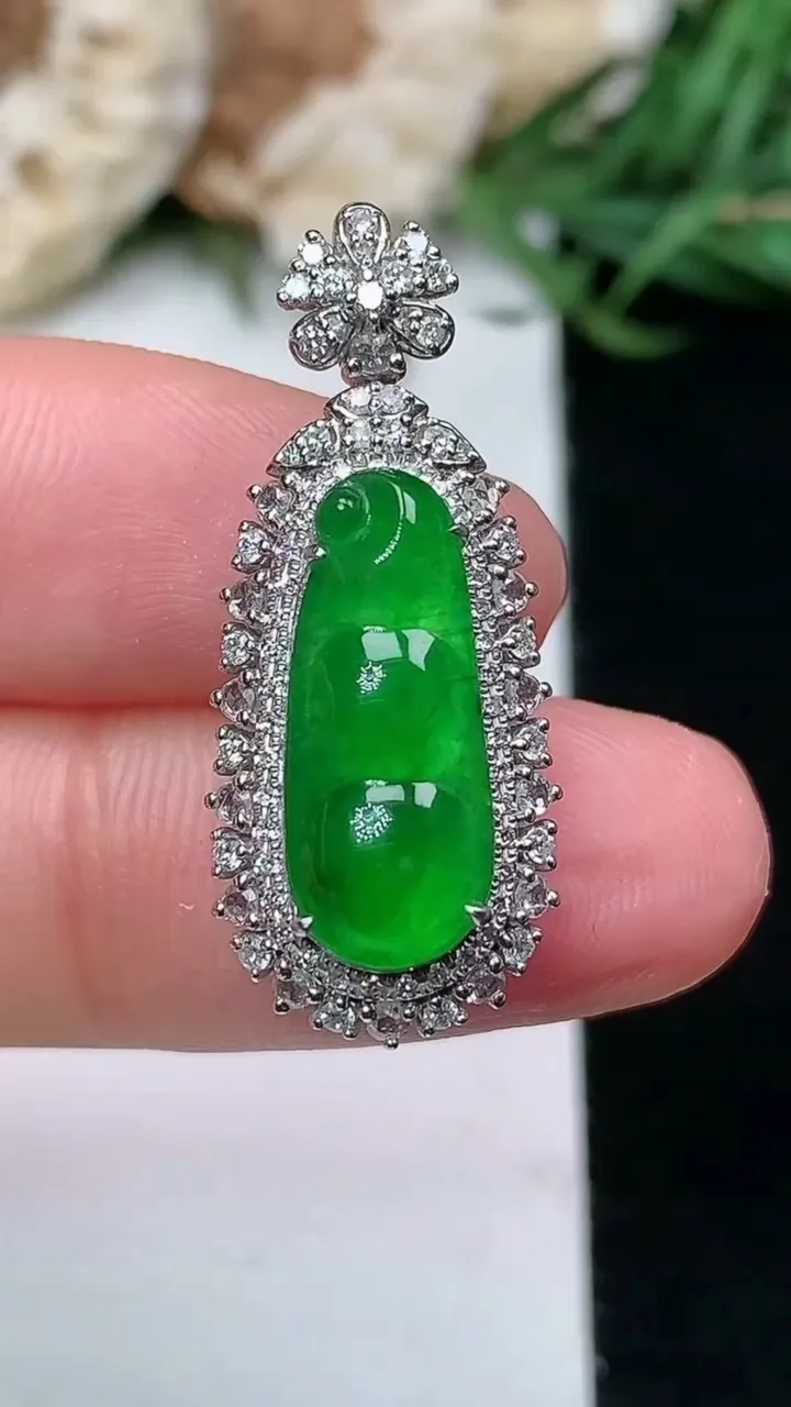 天然A货翡翠福豆吊坠，尺寸28.8-12-9.9，裸石16.3-6.8，重量:3.51g
1月16日