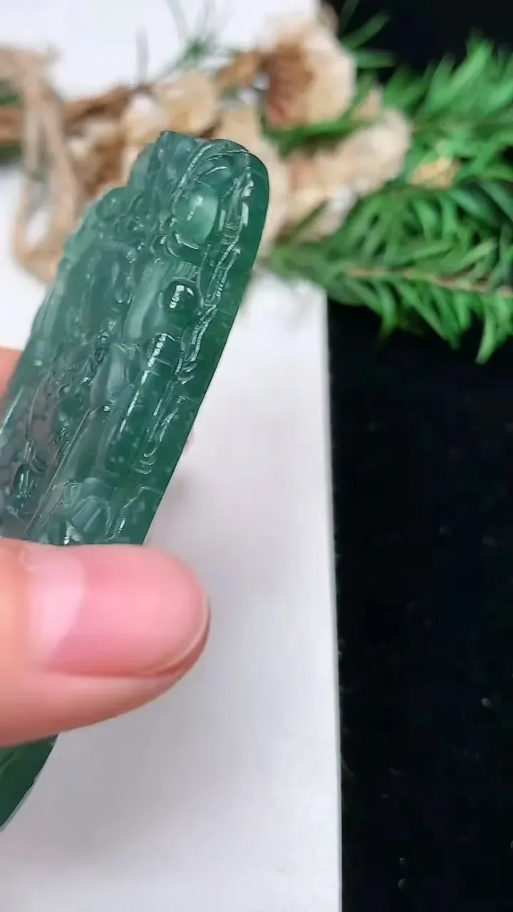 天然A货翡翠蓝水千手观音吊坠，尺寸70.8-40.4-7.2，重量:46.00g
1月16日