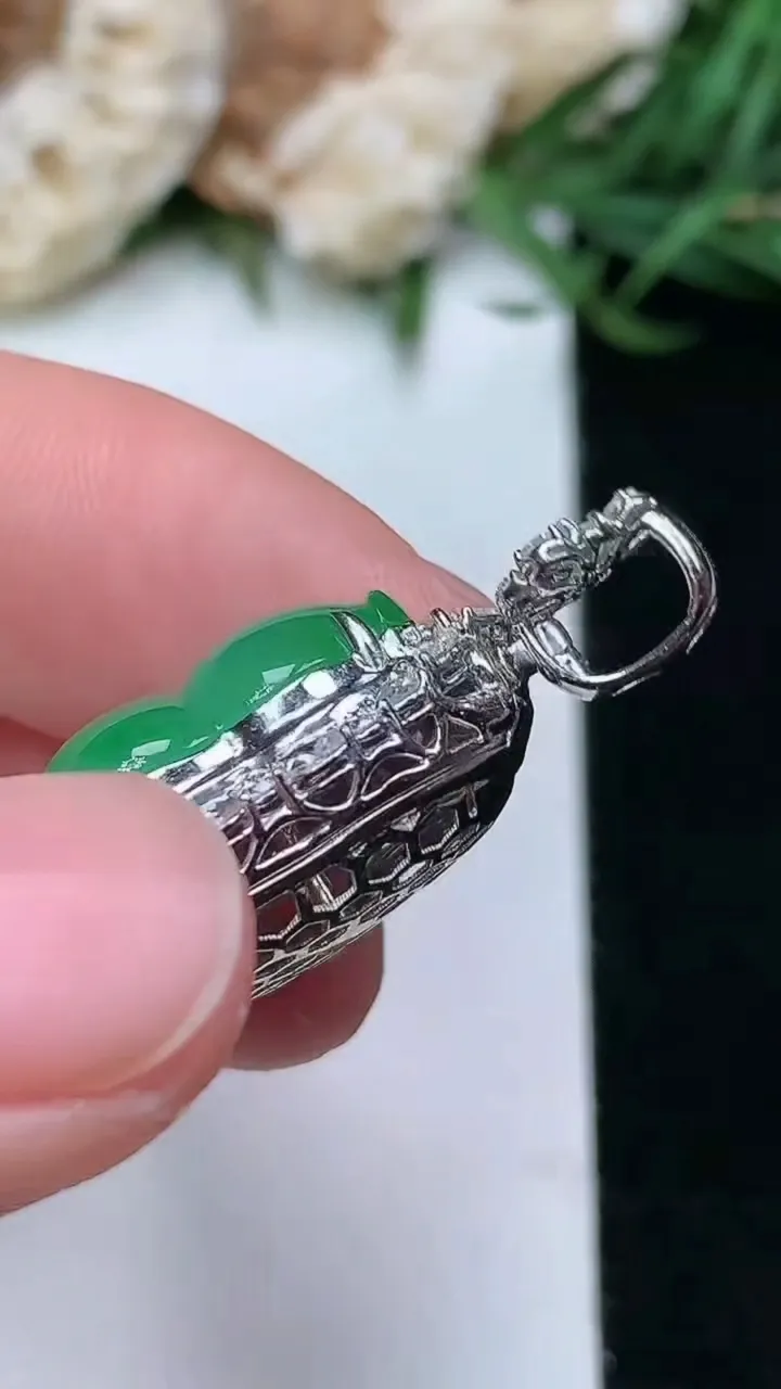 天然A货翡翠葫芦吊坠，尺寸28.2-17.7-11.2，裸石15.6-14.7，重量:5.56g
1月16日