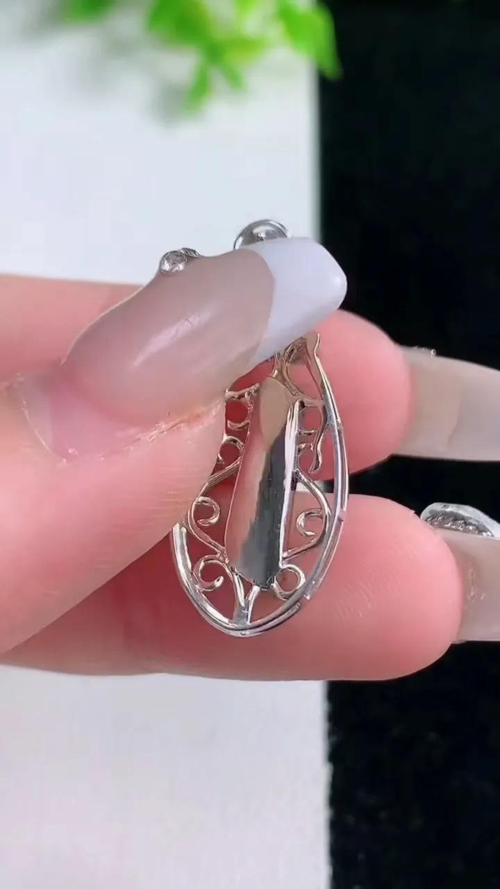 天然A货翡翠随形吊坠，尺寸30.3-12-6.8，裸石15-3.9重量:2.30g
1月16日