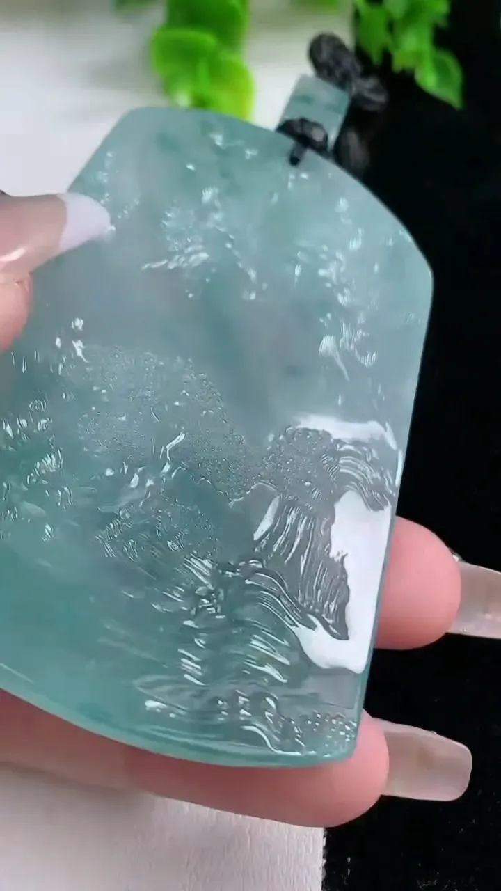 天然A货翡翠种飘花山水牌吊坠，尺寸74.2-48-5.7，重量:59.86g
1月16日