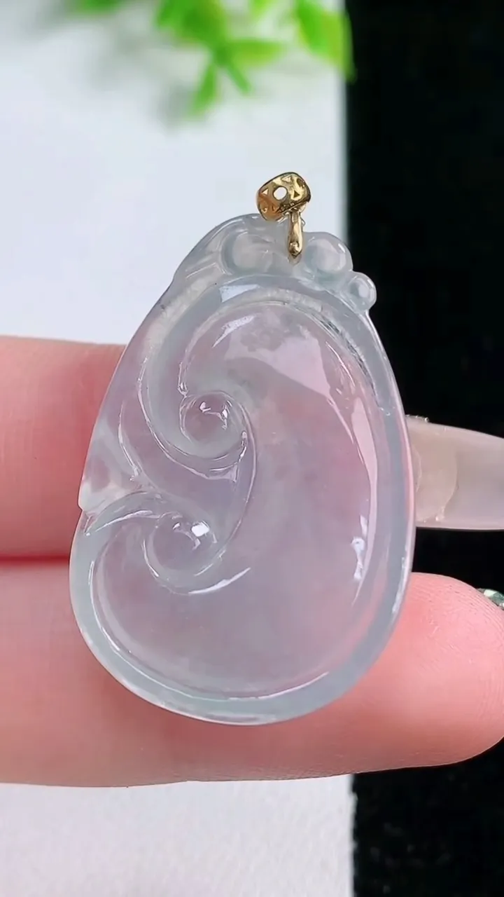 天然A货翡翠种白冰如意吊坠，尺寸32.6-22-4.3，重量:5.87g
1月16日