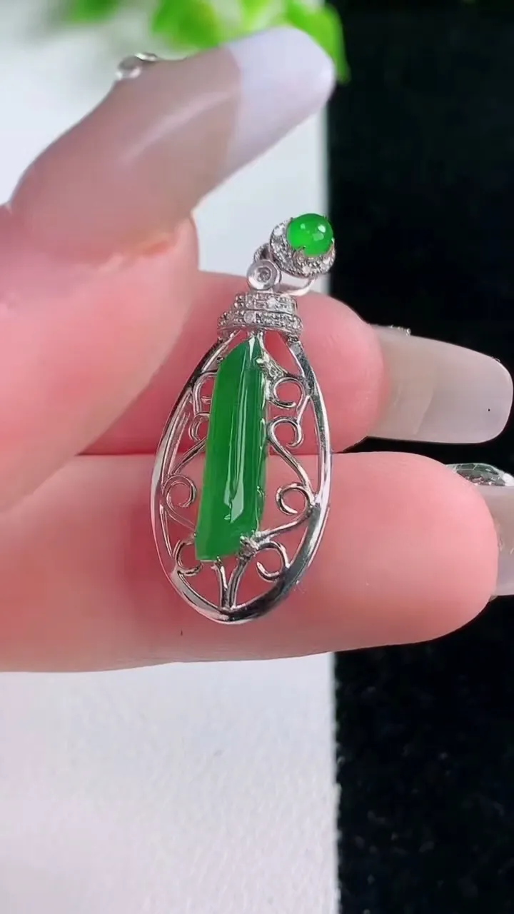 天然A货翡翠随形吊坠，尺寸30.3-12-6.8，裸石15-3.9重量:2.30g
1月16日