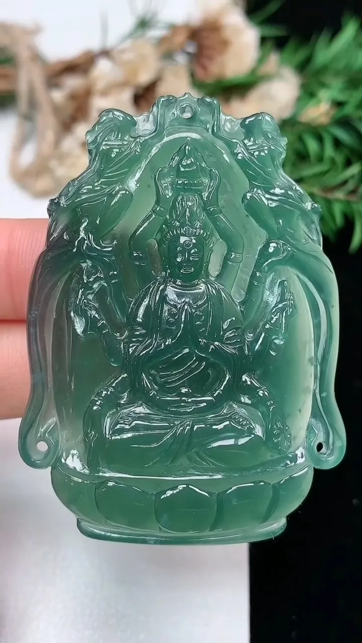 天然A货翡翠蓝水千手观音吊坠，尺寸57.6-41.2-6.2，重量:26.83g
1月16日