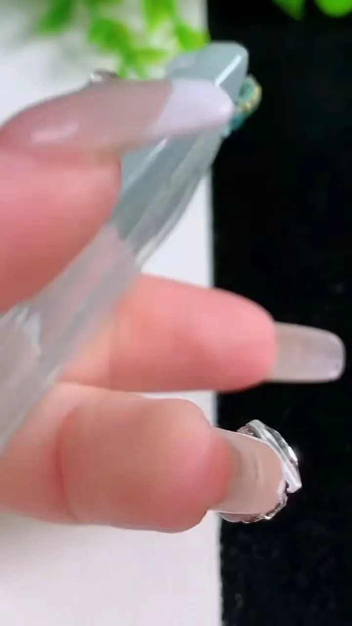 天然A货翡翠龙牌吊坠，尺寸61.5-38.4-7.6，重量:37.49g
1月16日