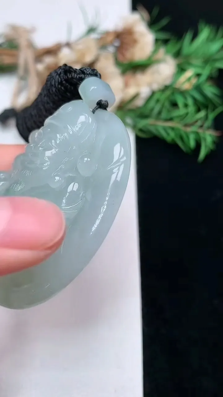 天然A货翡翠财神爷吊坠，尺寸50.6-41.9-12，重量:47.57g
1月16日