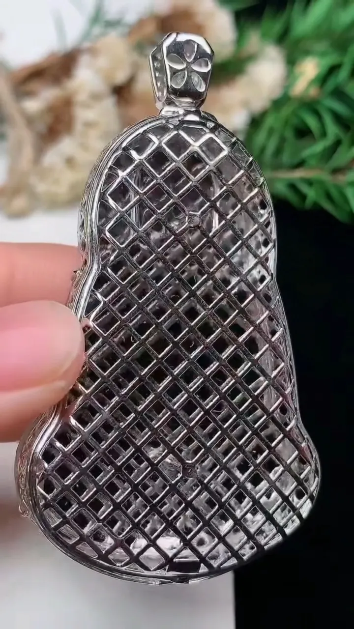 天然A货翡翠白冰素衣观音吊坠，尺寸56.7-36-12.6，重量:33.00g
1月16日