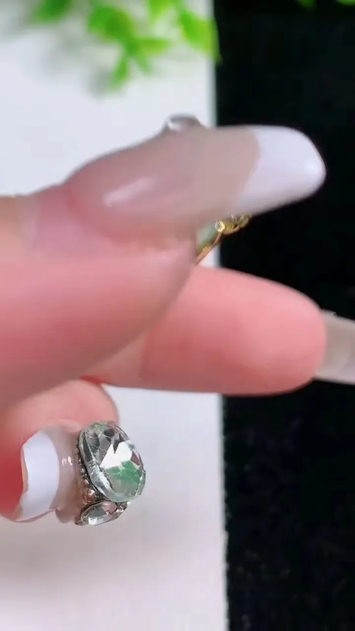 天然A货翡翠无事牌吊坠，尺寸30.4-3.8，重量:10.33g
1月16日