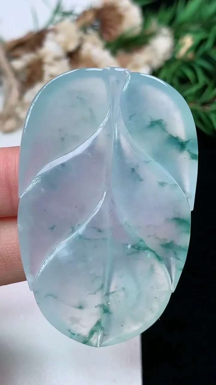 天然A货翡翠飘花金枝玉叶 叶子镶嵌件，尺寸50.4-33.4-6.2，重量:20.62g
1月16日