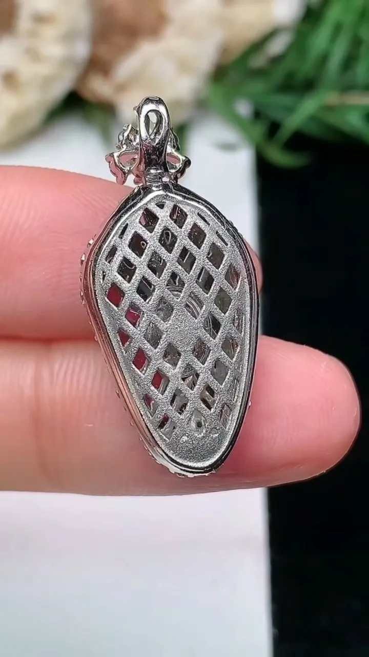 天然A货翡翠金枝玉叶 叶子吊坠，尺寸28-13-7.6，裸石18.3-10.9，重量:4.34g
1月16日