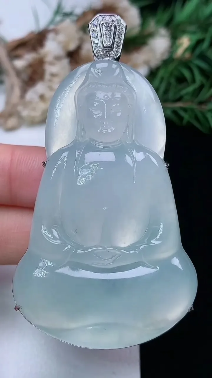 天然A货翡翠白冰素衣观音吊坠，尺寸56.7-36-12.6，重量:33.00g
1月16日