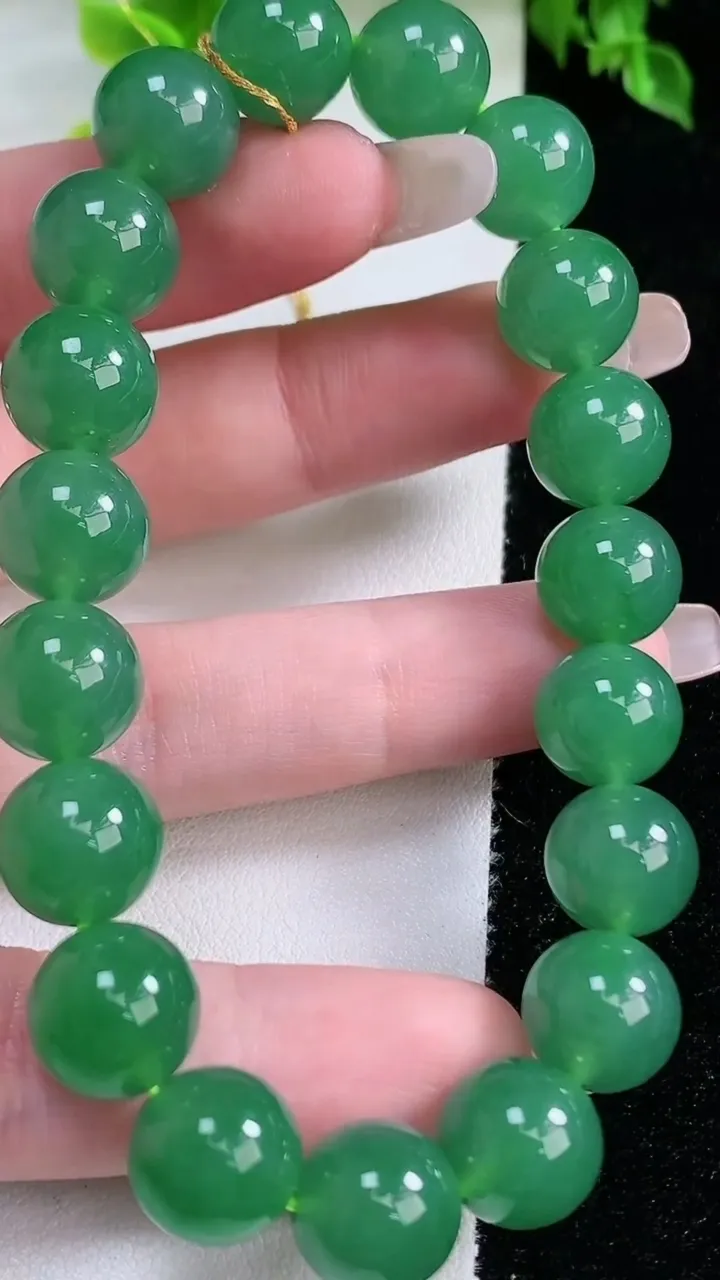 天然A货翡翠圆珠手串，尺寸10.6-19颗，重量:42.80g1月16日
工厂直销收藏佳品,种好水足，色泽均匀，有种有色，上手高大气！