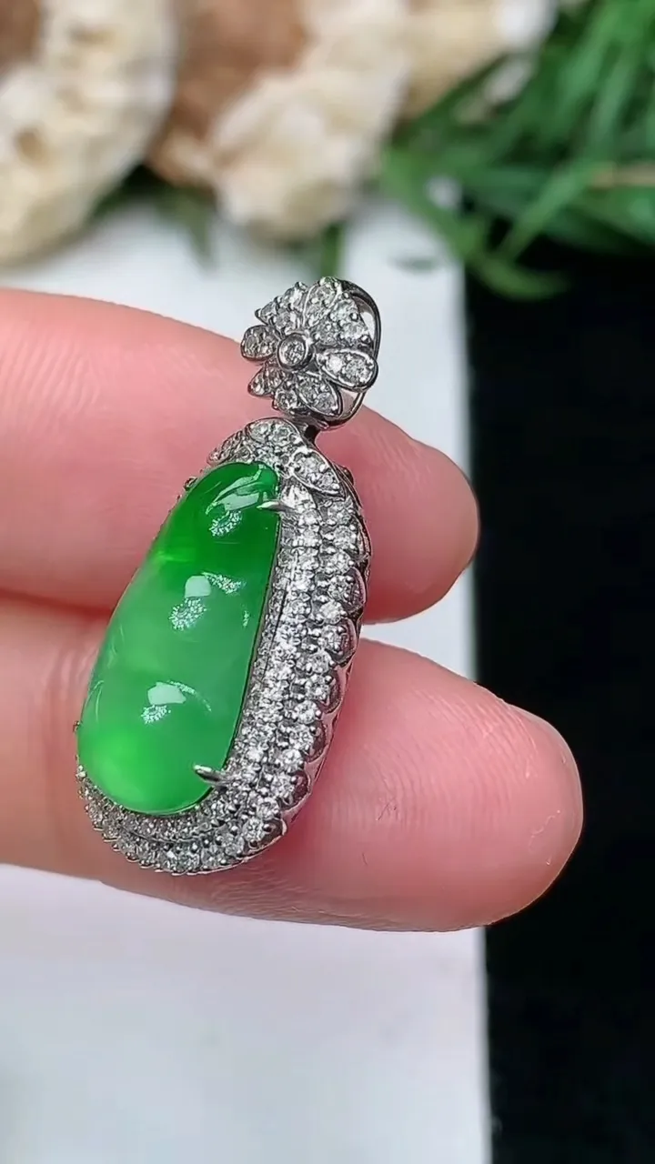 天然A货翡翠福豆吊坠，尺寸25.9-11.3-9.2，裸石15-7，重量:2.90g
1月16日