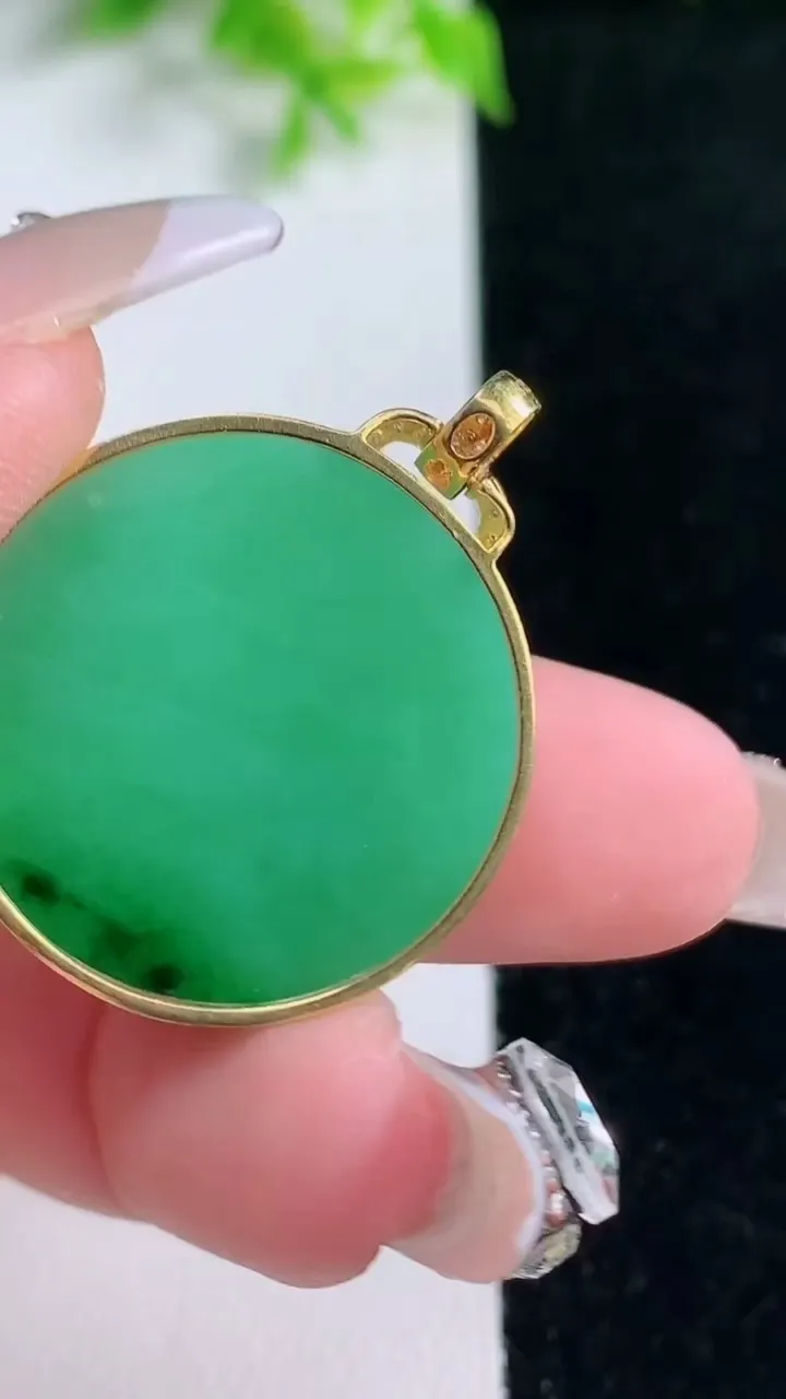 天然A货翡翠无事牌吊坠，尺寸25.6-6，重量:11.48g
1月16日