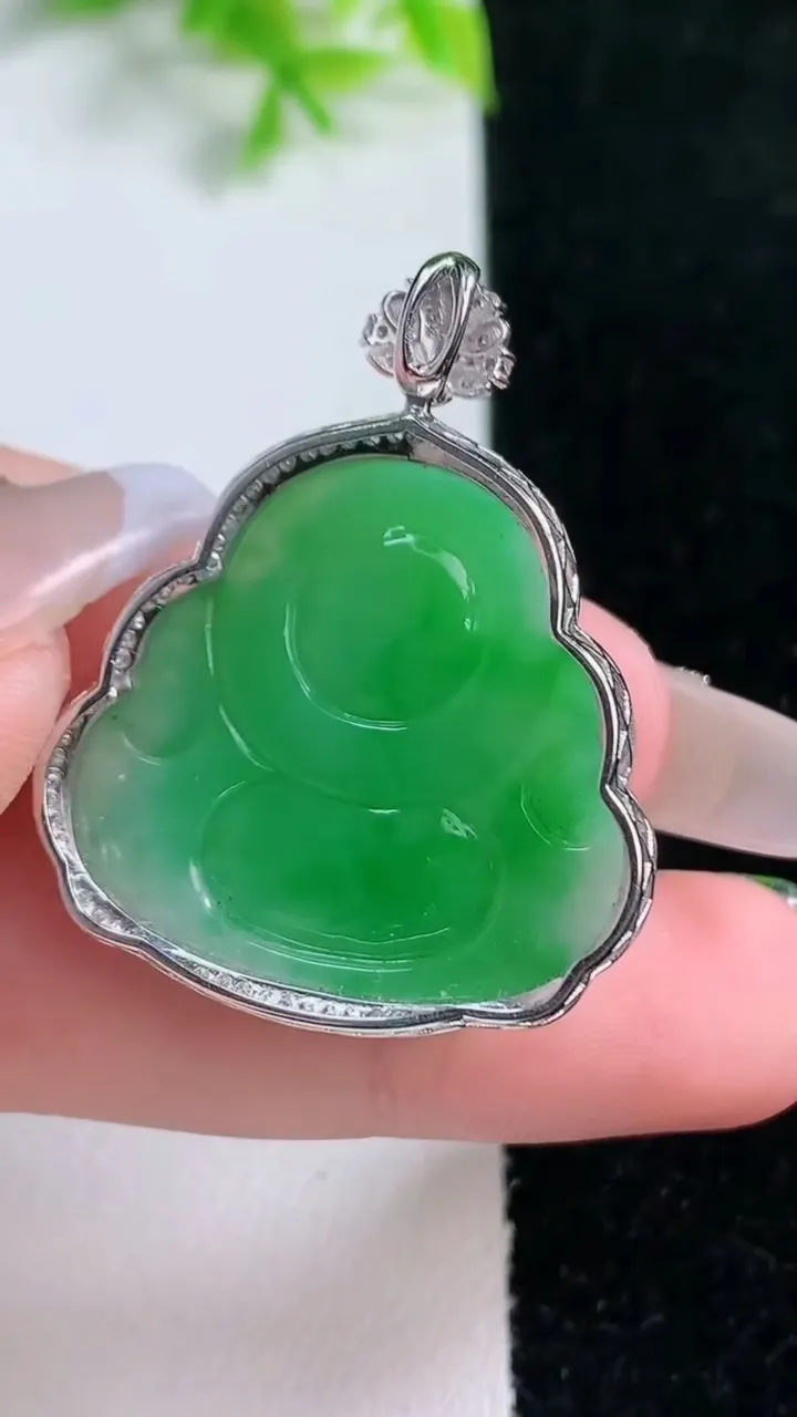 天然A货翡翠佛公吊坠，尺寸35.8-29-8.5，裸石25.2-26.3重量:7.82g
1月16日