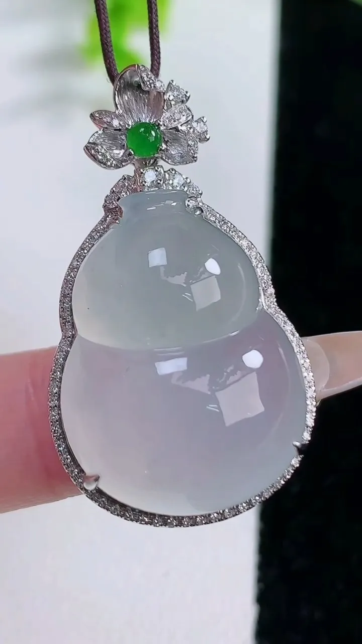 天然A货翡翠种白冰葫芦吊坠，尺寸37.4-20.8-11.4，裸石28.7-19重量:10.09g
1月16日