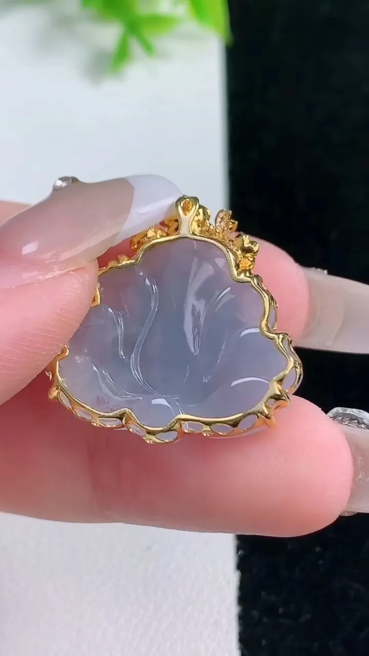 天然A货翡翠种紫罗兰花开富贵吊坠，尺寸19-23.8-7.4，重量:4.05g
1月16日