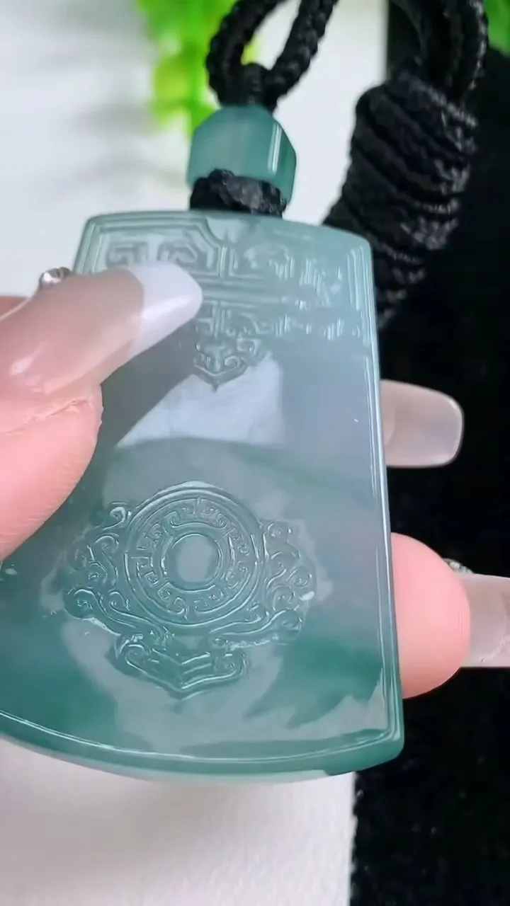 天然A货翡翠种飘花仿古无事牌吊坠，尺寸45.8-32.2-5.2，重量:27.29g
1月16日