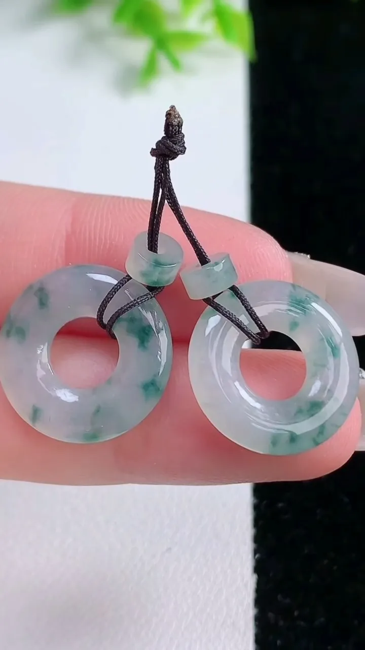 天然A货翡翠飘花平安环吊坠一对，尺寸17.4-2.7，重量:3.86g
1月16日