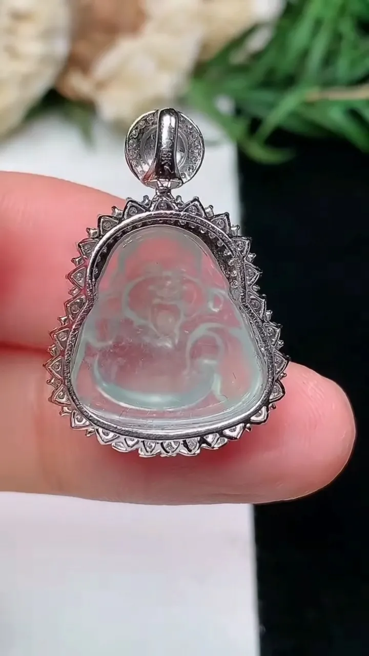 天然A货翡翠白冰财神爷吊坠，尺寸25.7-18-9，裸石15.2-14.8，重量:3.04g
1月16日