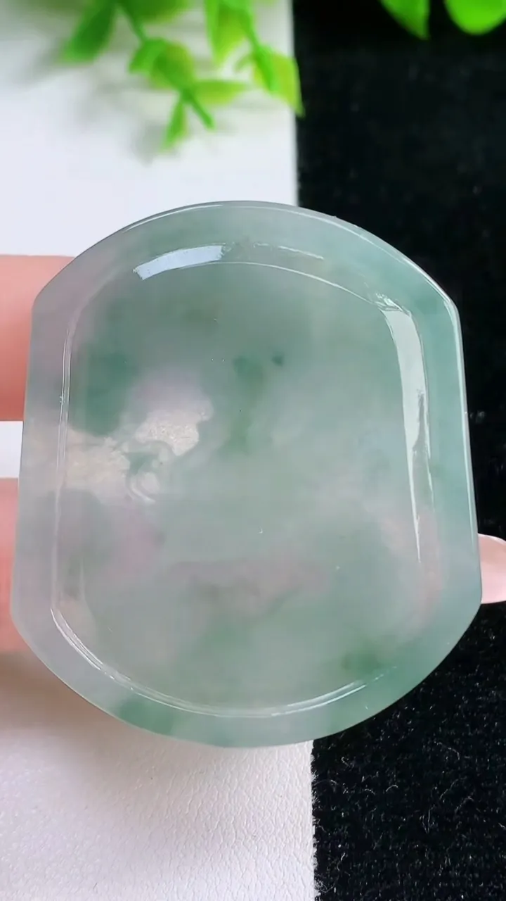 天然A货翡翠龙牌吊坠，尺寸49.2-42.4-5，重量:22.20g
1月16日