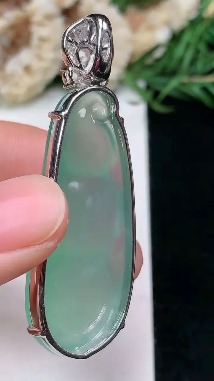 天然A货翡翠福豆吊坠，尺寸41-16.9-8.8，重量:12.58g
1月16日