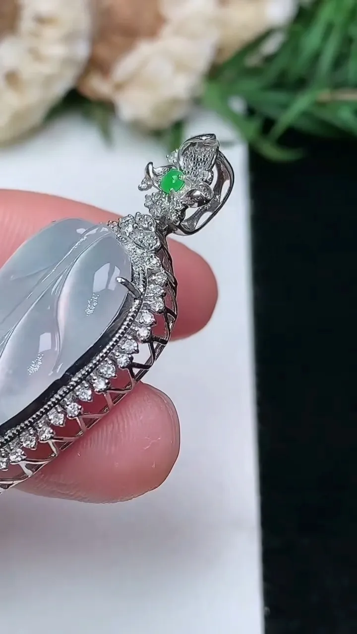 天然A货翡翠白冰金枝玉叶 叶子吊坠，尺寸38-18.2-8.4，裸石24.8-15，重量:5.17g
1月16日