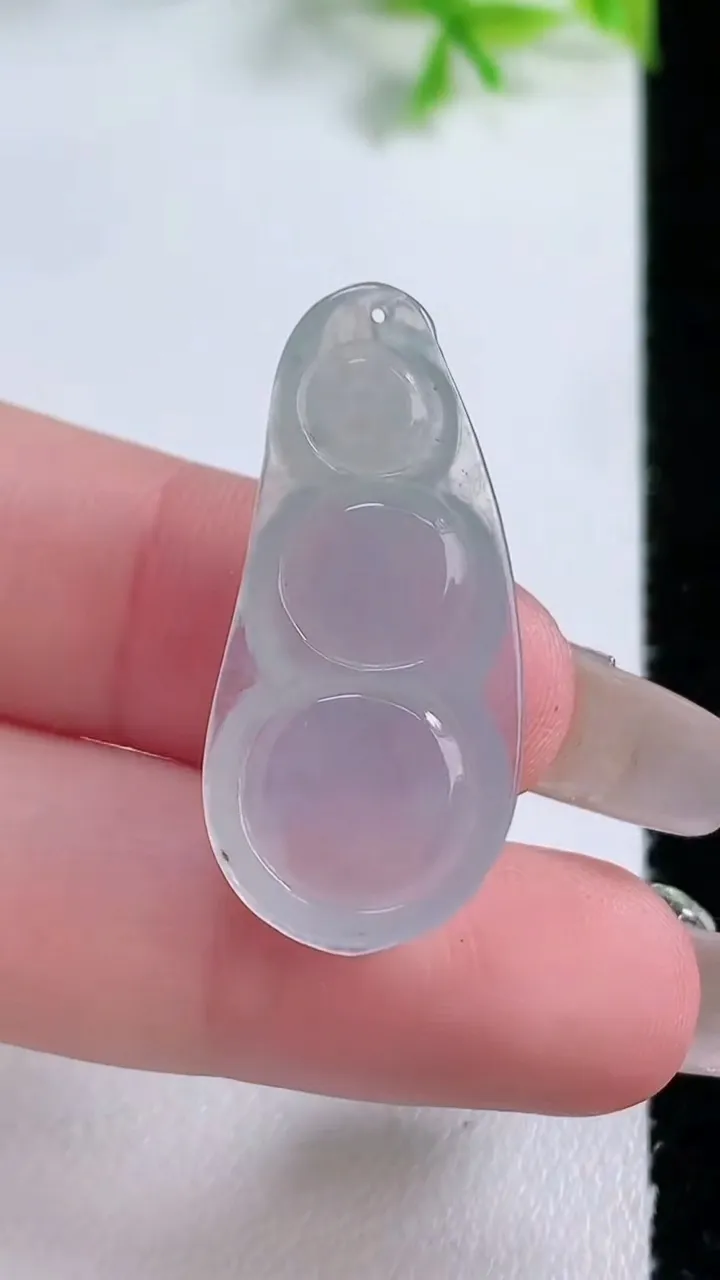 天然A货翡翠福豆吊坠，尺寸32-15-5，重量:3.91g
1月16日