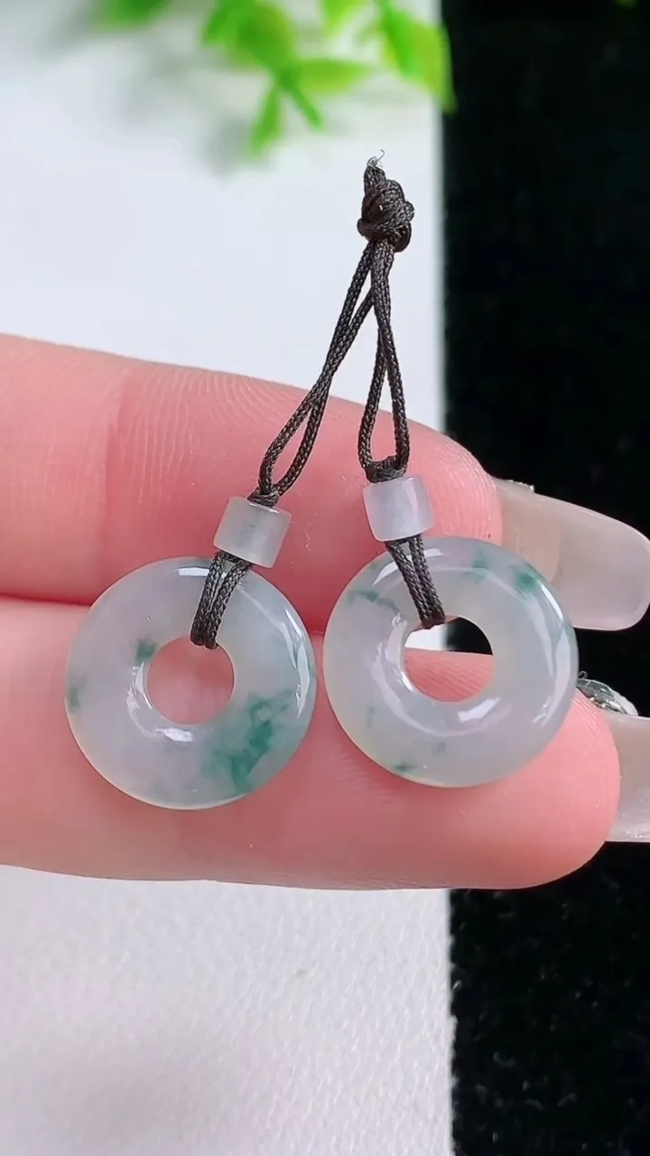 天然A货翡翠飘花平安环吊坠，尺寸14-2，重量:2.05g
1月16日